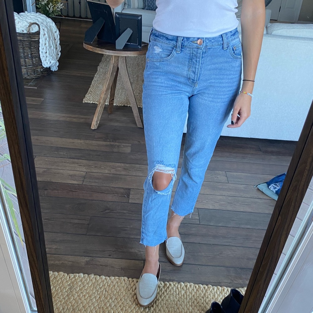 Perfect mom jeans! Size 4 light wash